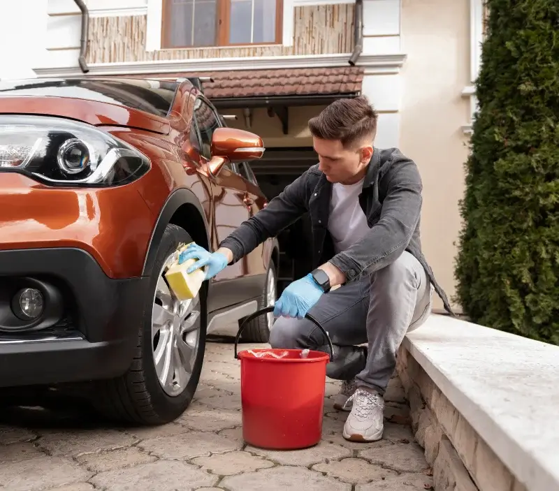Lavage auto à domicile Courtillers : professionnel intervenant sur un véhicule